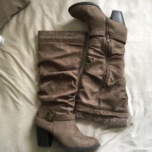 Cute boots with knitted cuffs